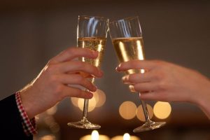 シャンパングラスで乾杯する男女の手