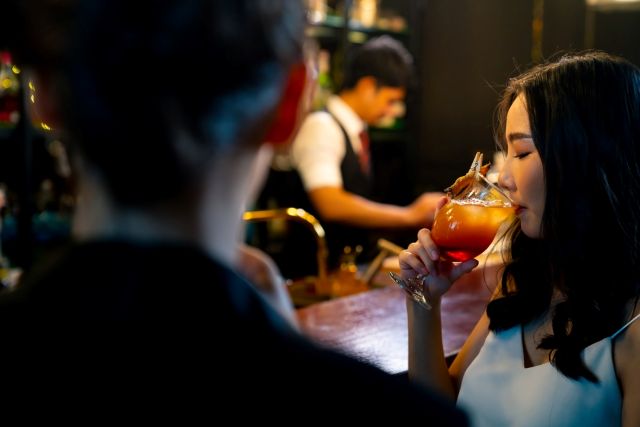 バーで飲む男女