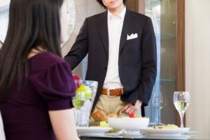 会話している男女