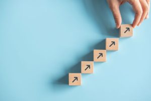 斜め上の矢印が書かれたブロック5つ